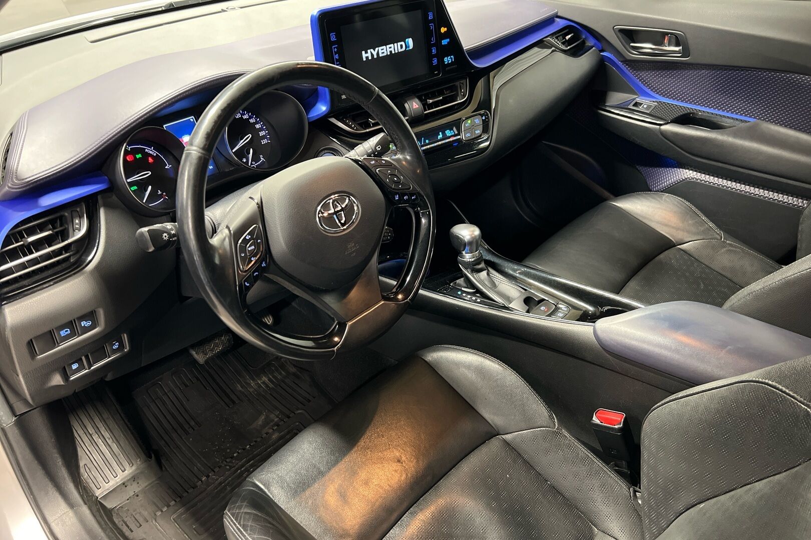 Toyota C-HR iso kuva 6