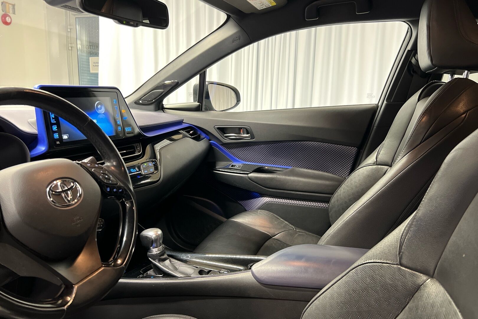 Toyota C-HR iso kuva 7