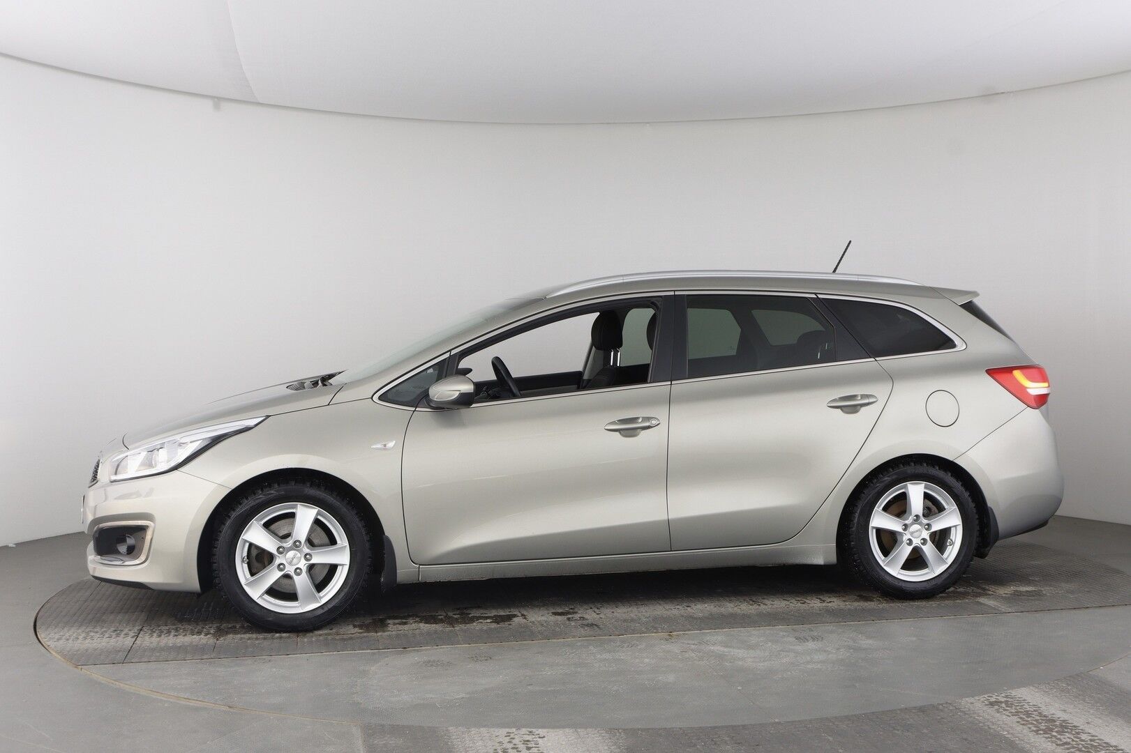 Kia cee'd iso kuva 1