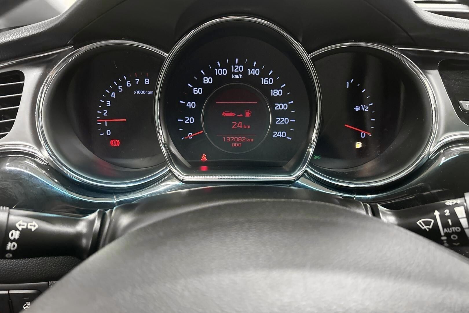 Kia cee'd iso kuva 13