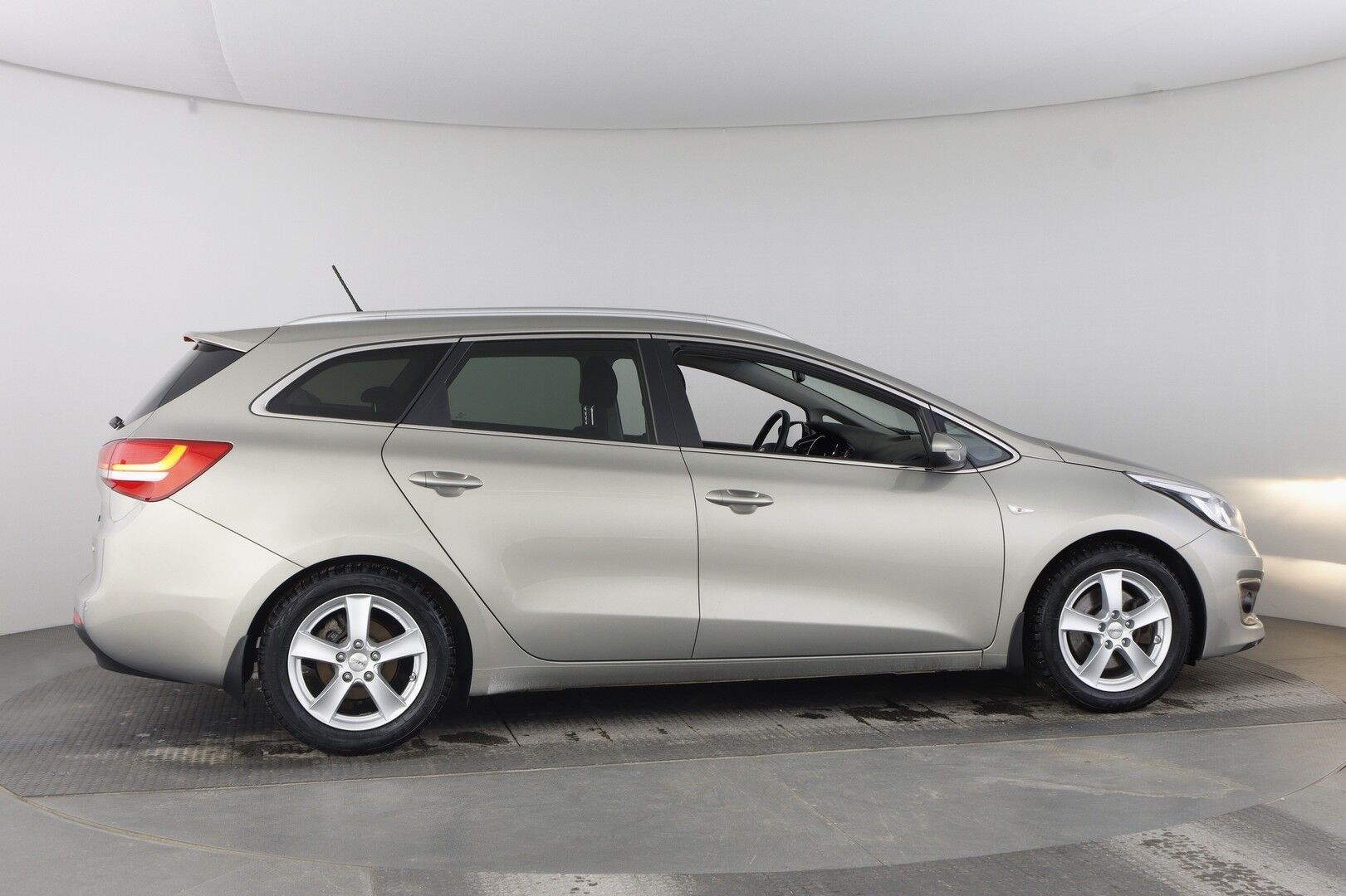Kia cee'd iso kuva 4