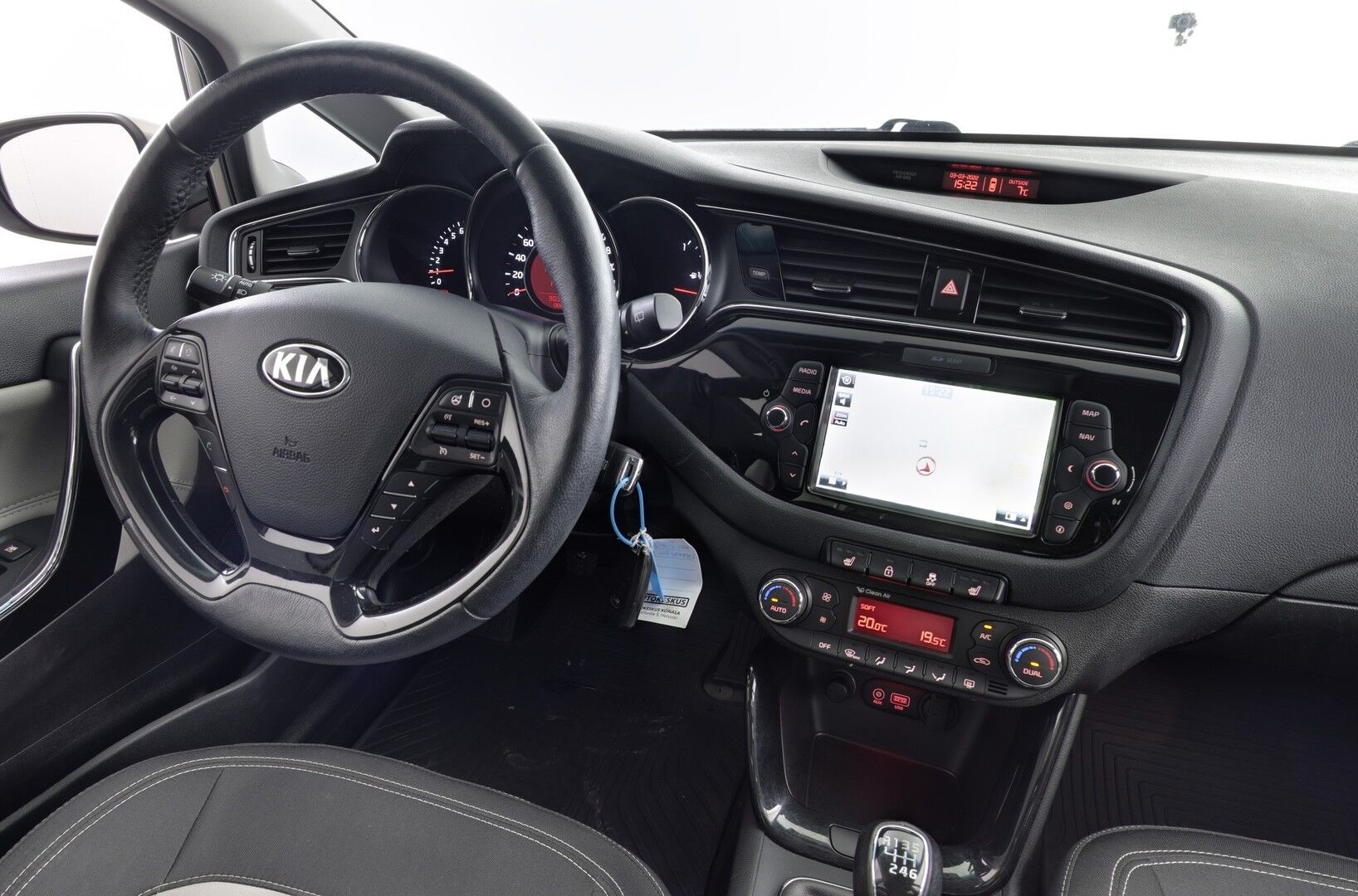 Kia cee'd iso kuva 6