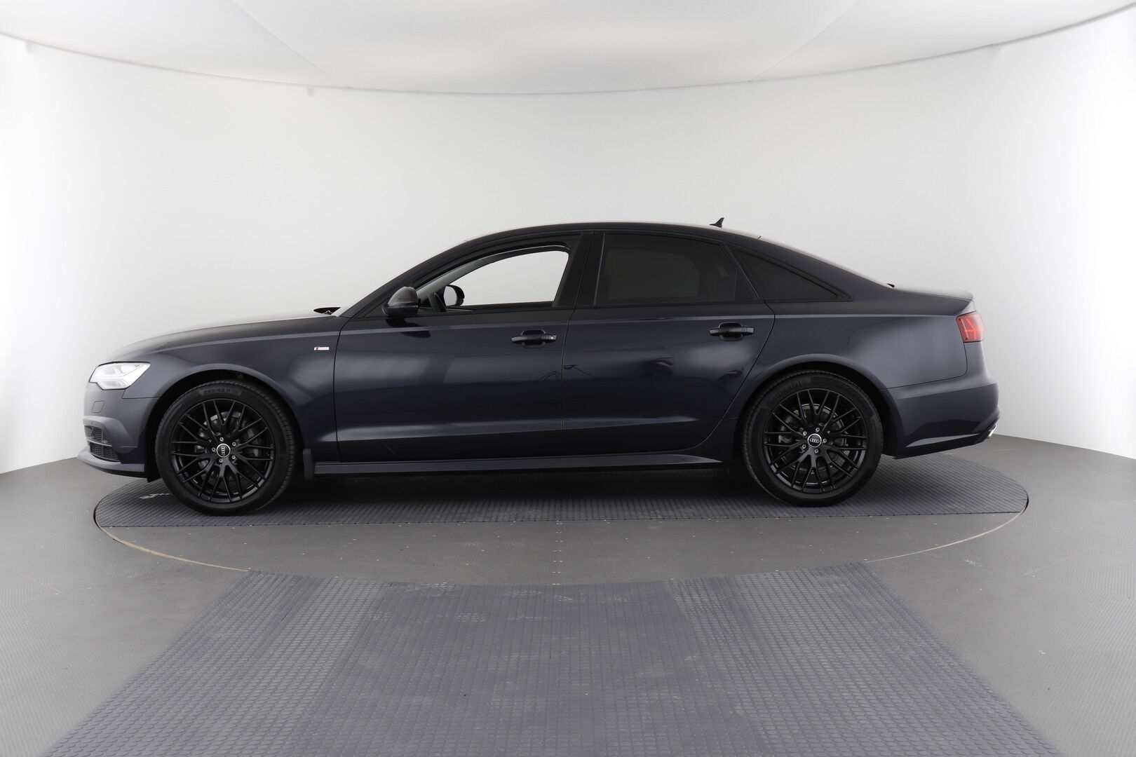 Audi A6 iso kuva 2