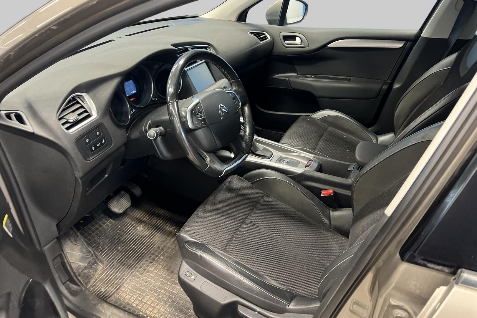 Citroen C4 iso kuva 8