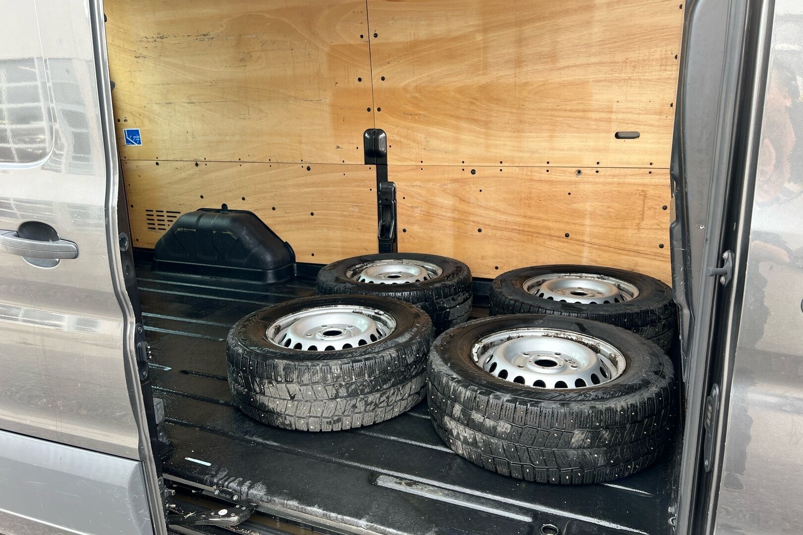 Ford Transit iso kuva 8