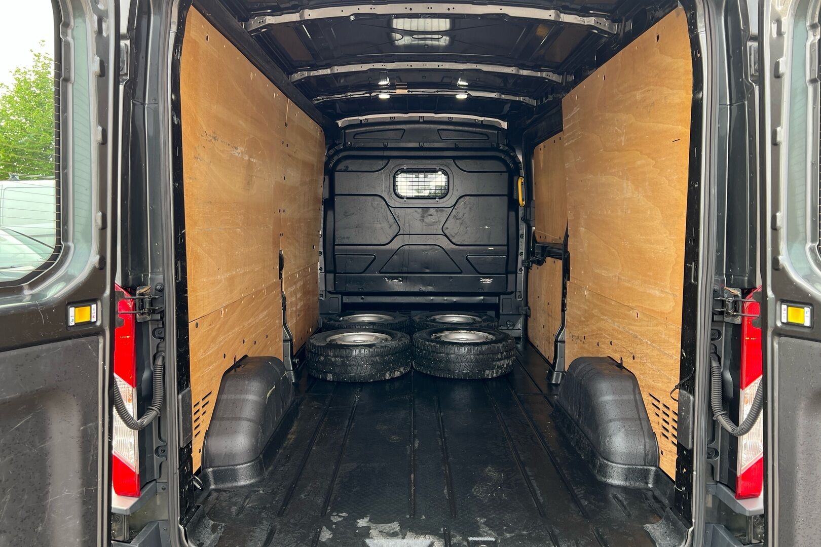 Ford Transit iso kuva 9