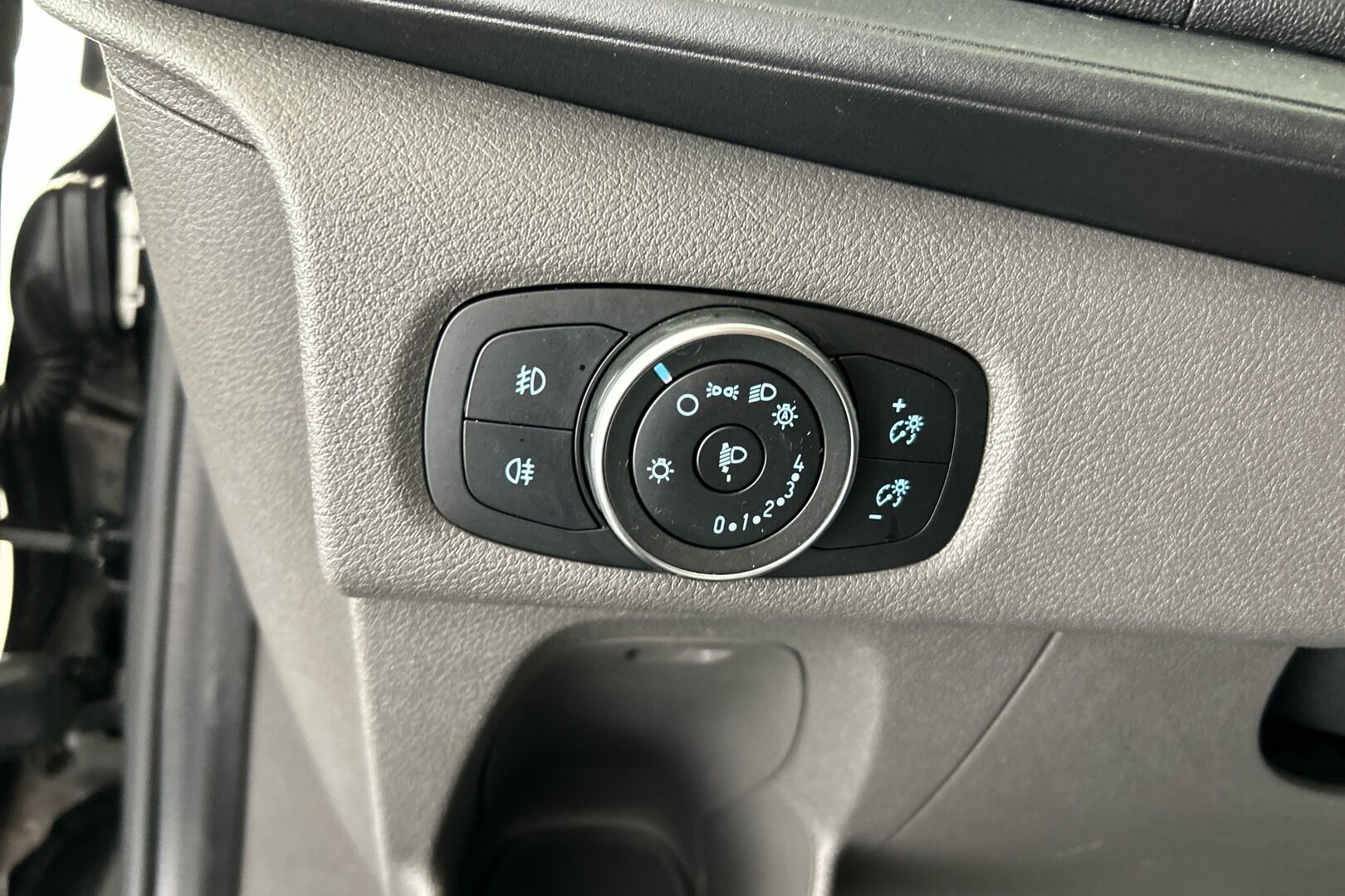 Ford Transit Custom iso kuva 24