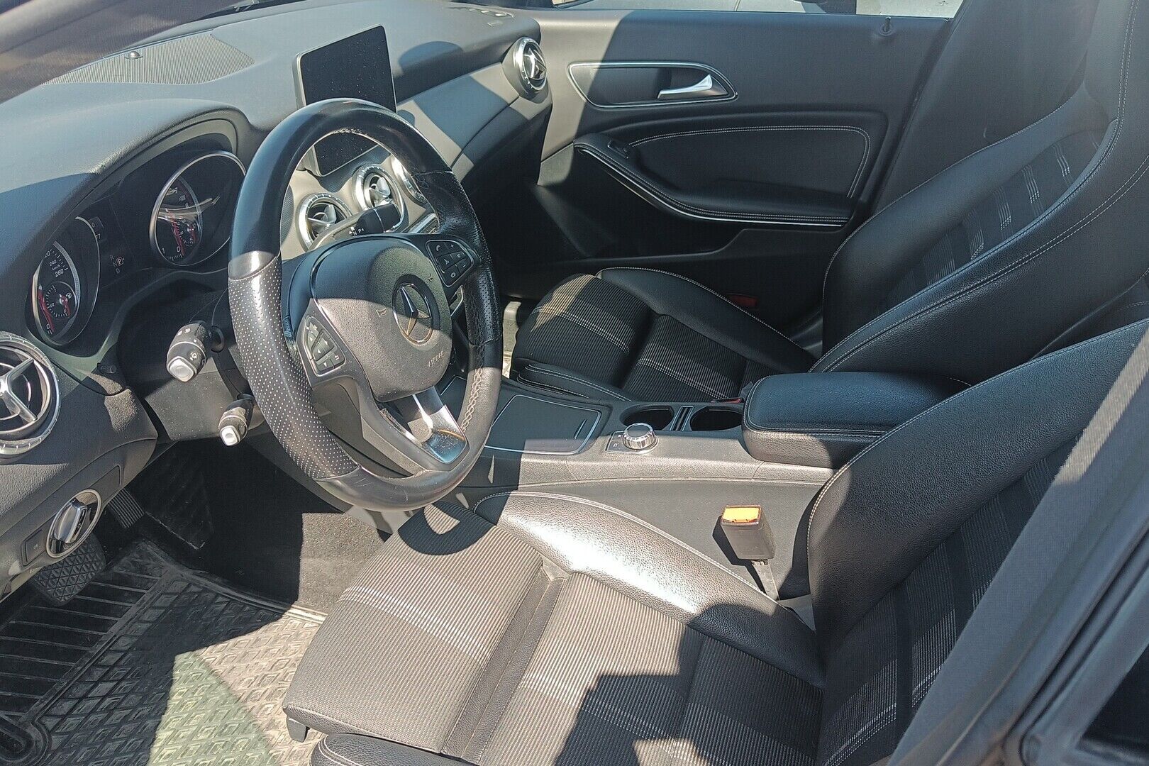 Mercedes-Benz CLA iso kuva 2