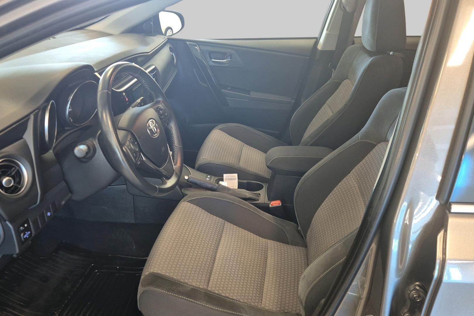 Toyota Auris iso kuva 19