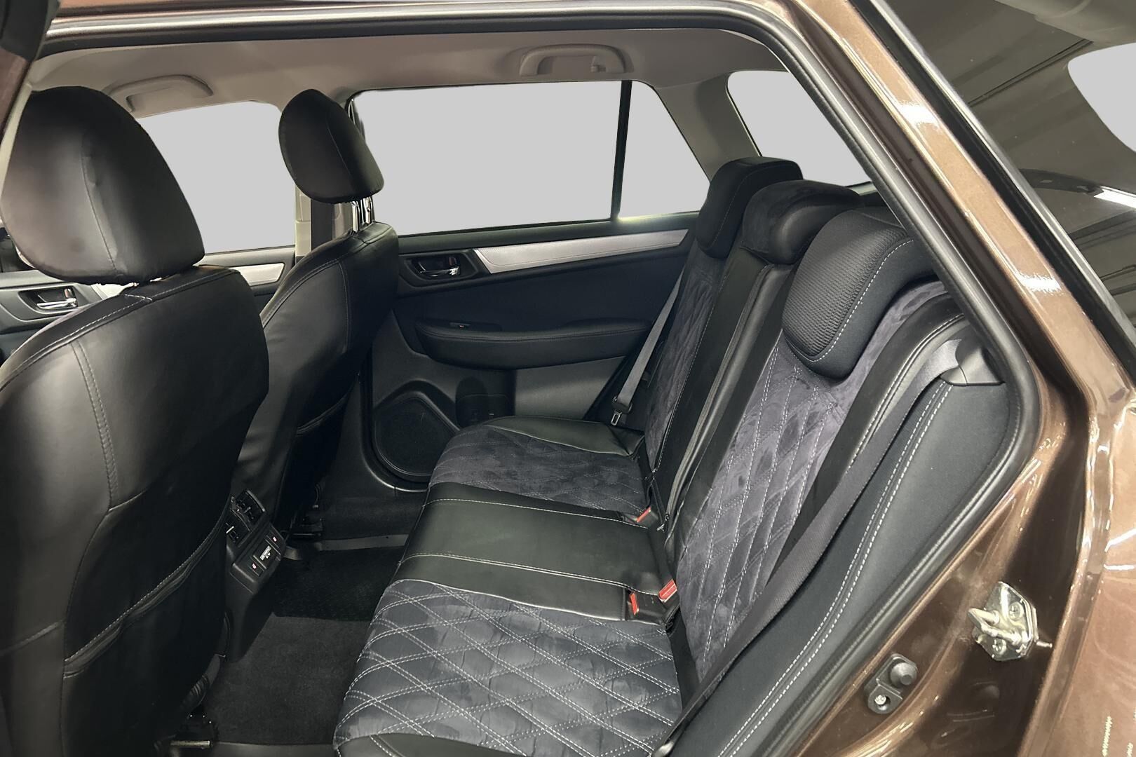 Subaru Outback iso kuva 14