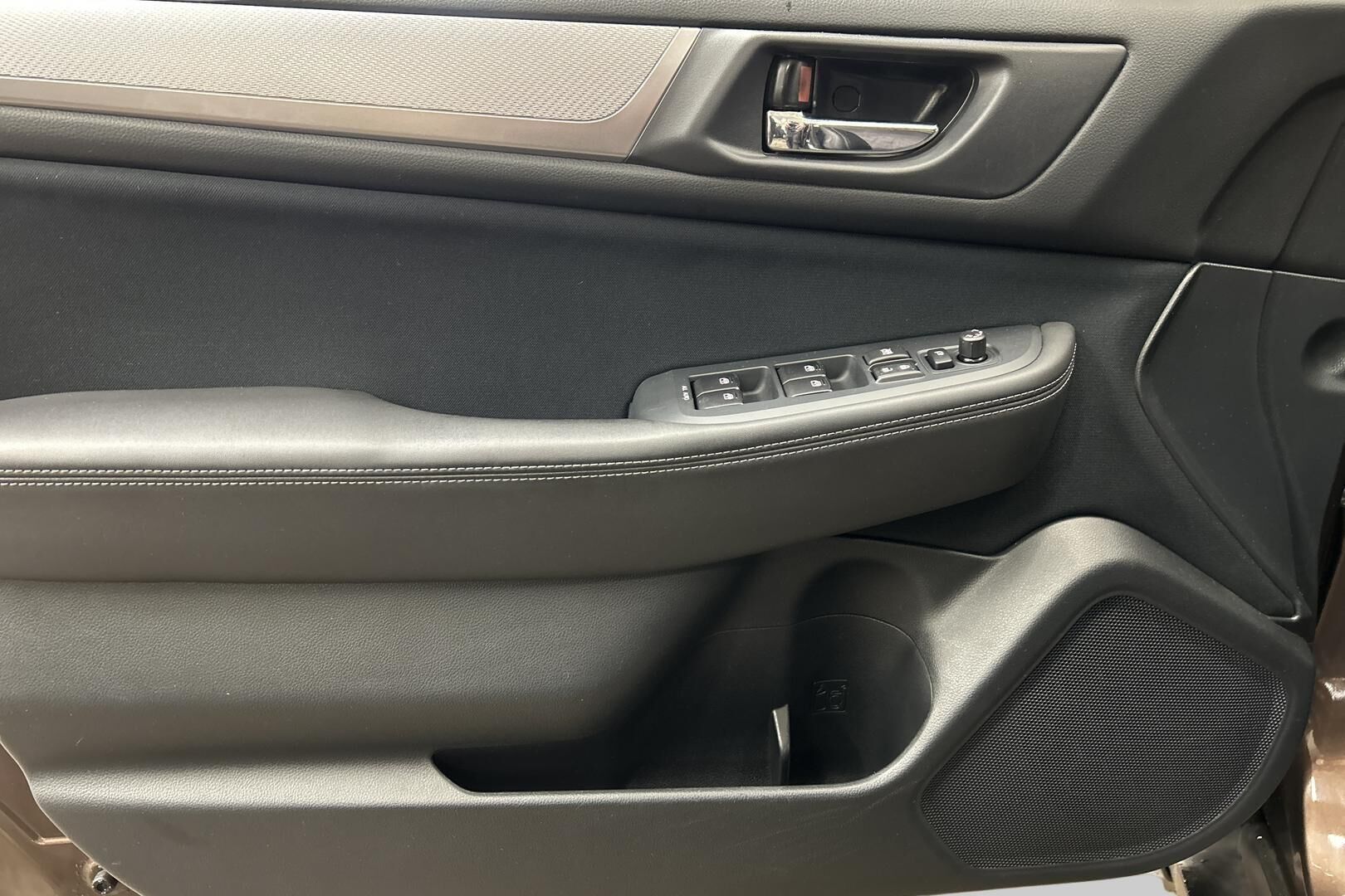 Subaru Outback iso kuva 10