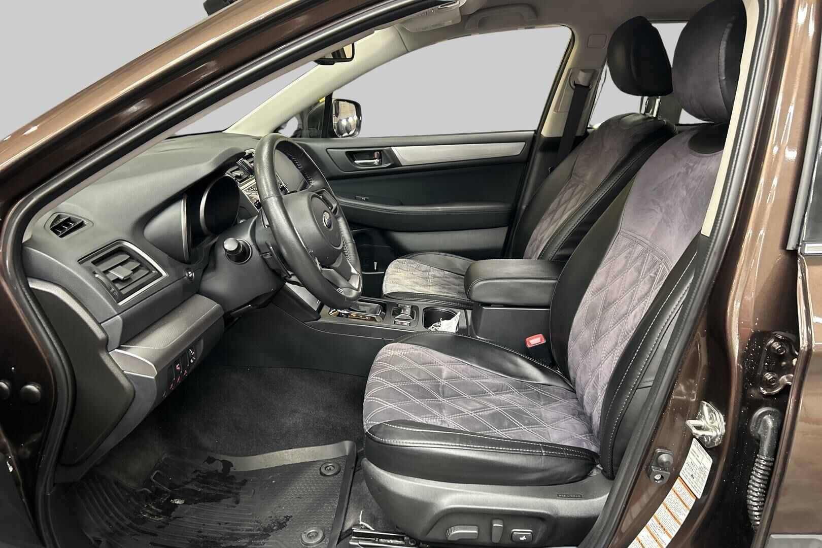Subaru Outback iso kuva 6