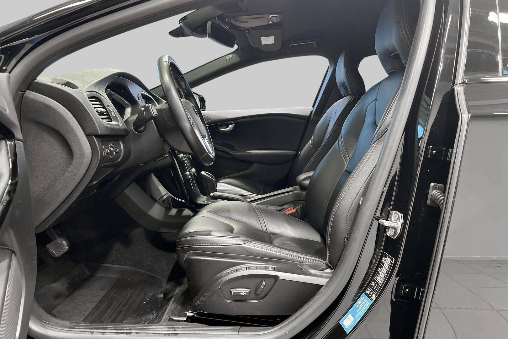 Volvo V40 Cross Country iso kuva 9