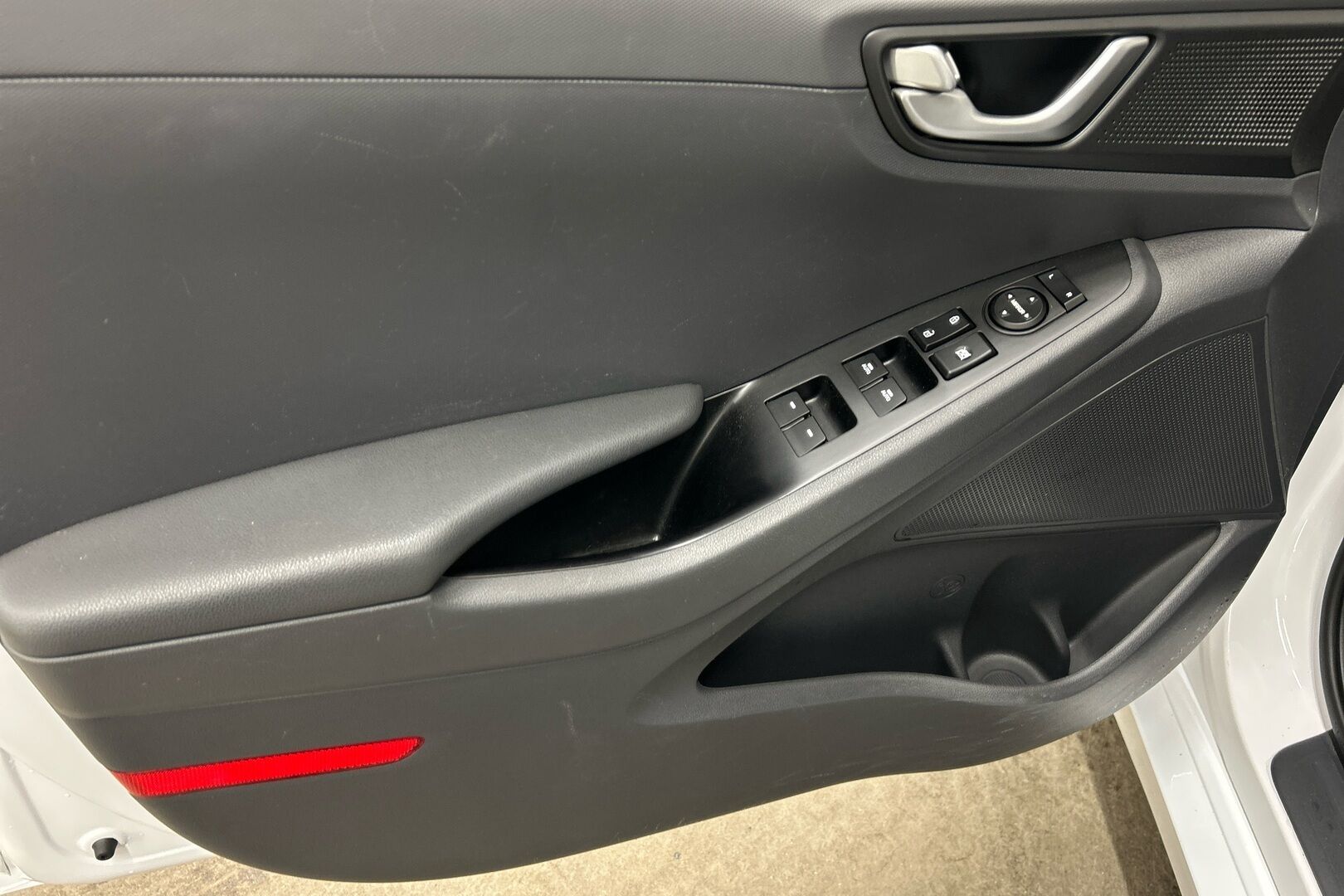 Hyundai IONIQ plug-in iso kuva 11