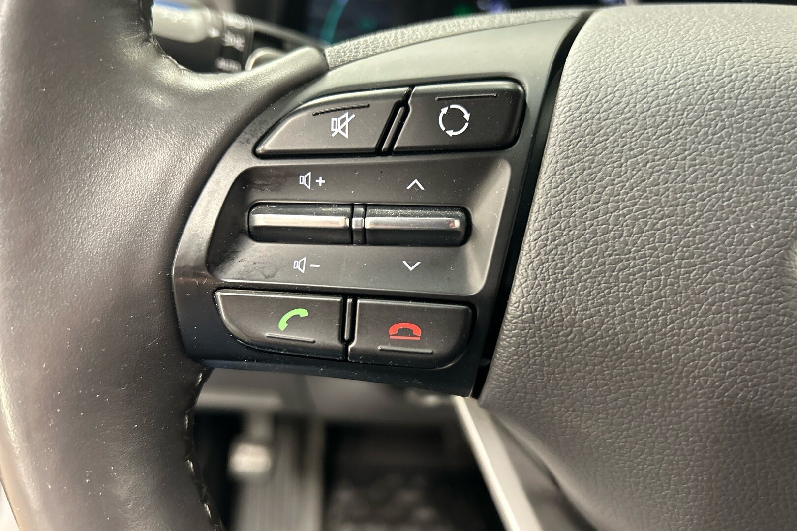 Hyundai IONIQ plug-in iso kuva 13