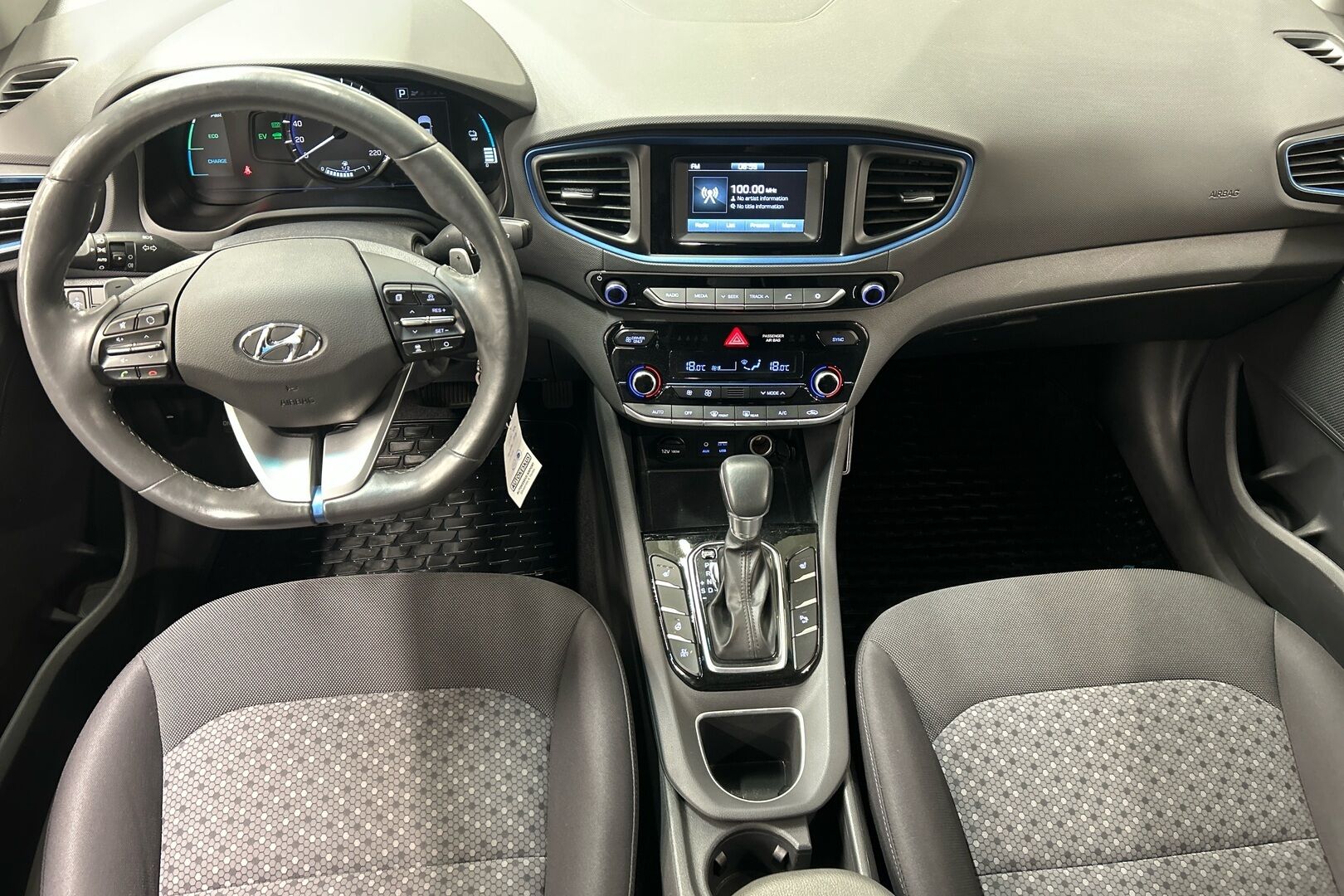 Hyundai IONIQ plug-in iso kuva 6