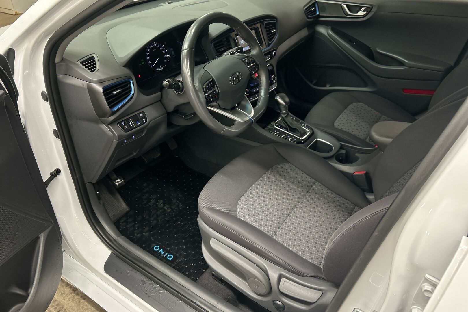 Hyundai IONIQ plug-in iso kuva 7