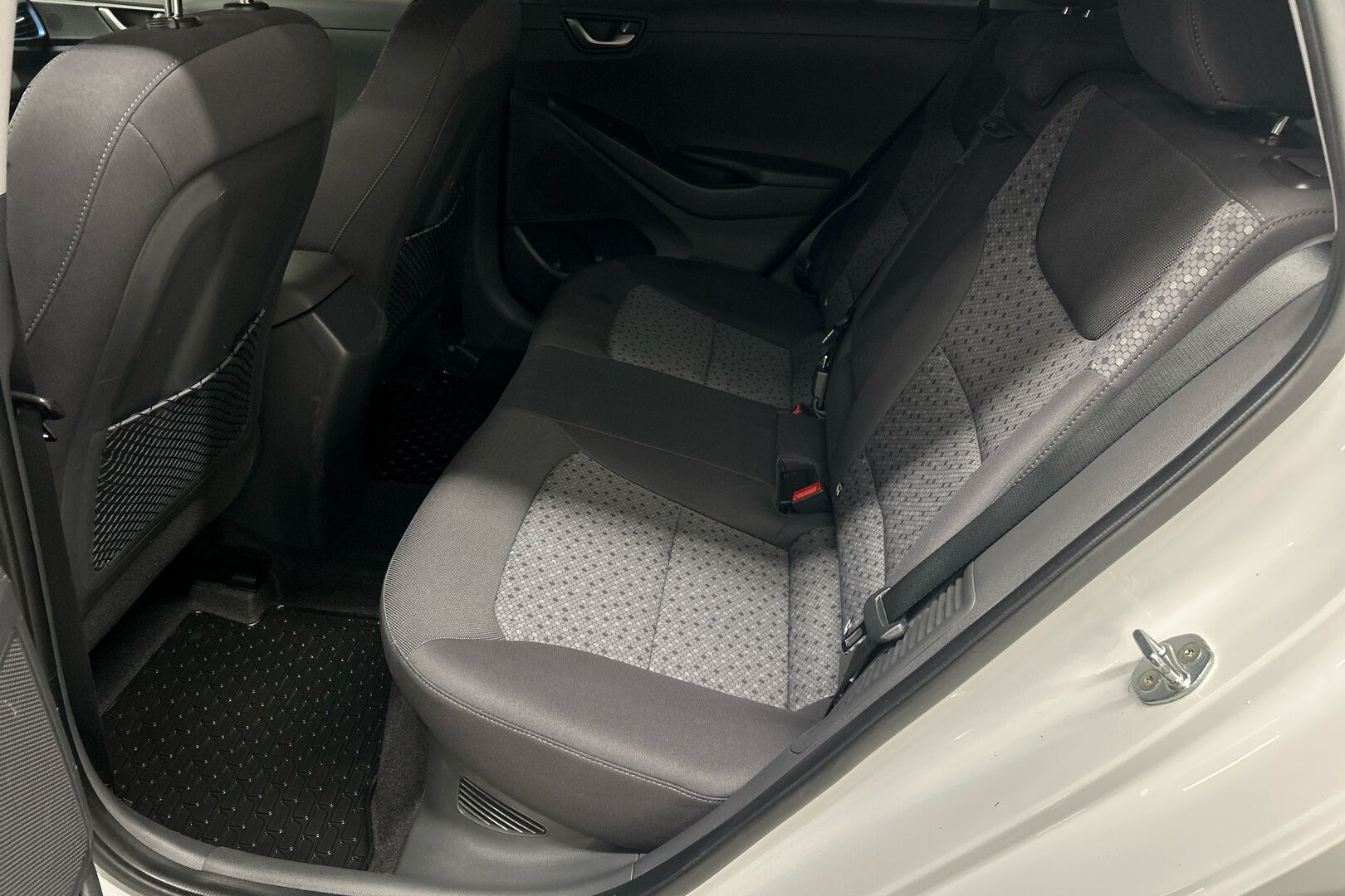 Hyundai IONIQ plug-in iso kuva 8