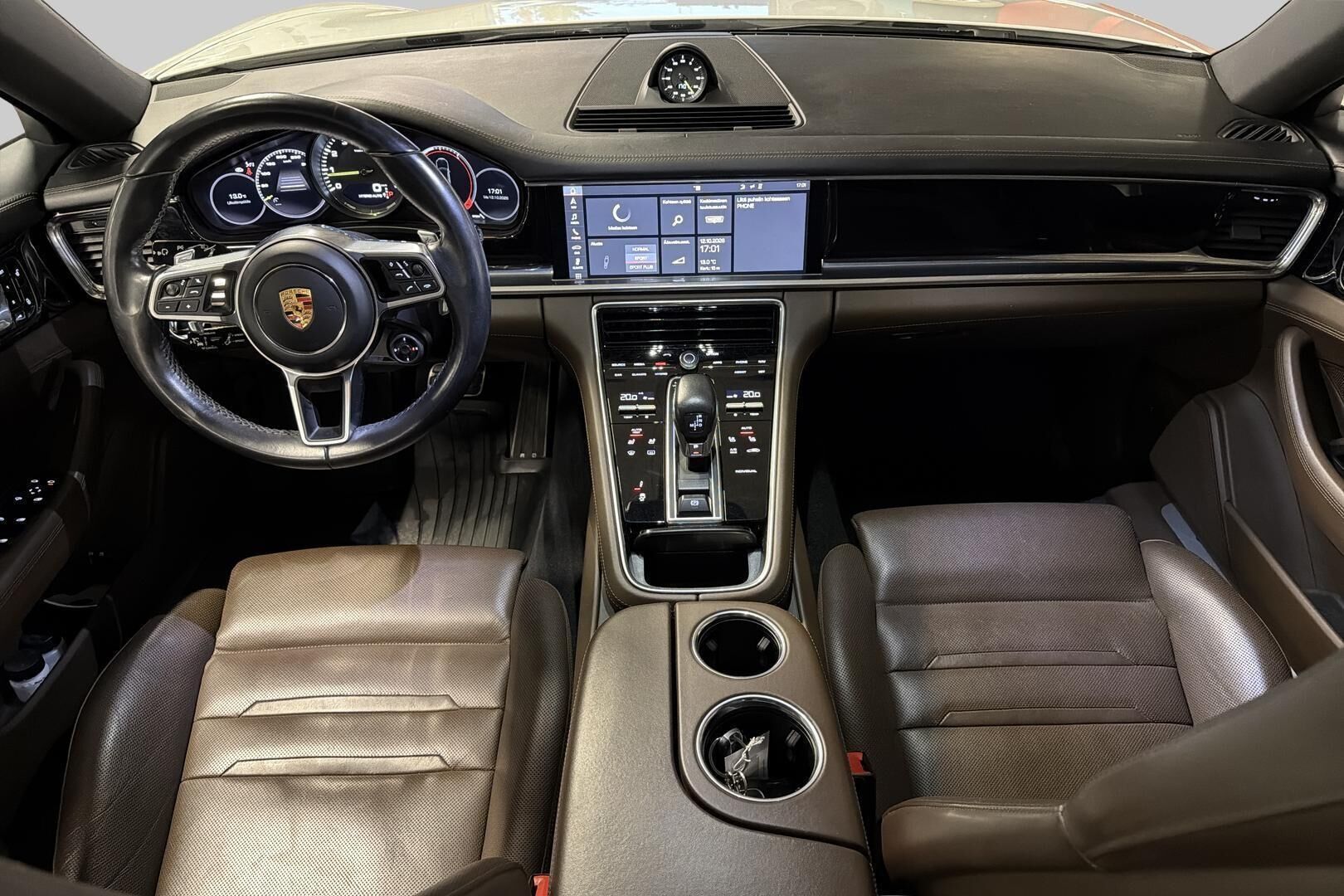 Porsche Panamera iso kuva 9