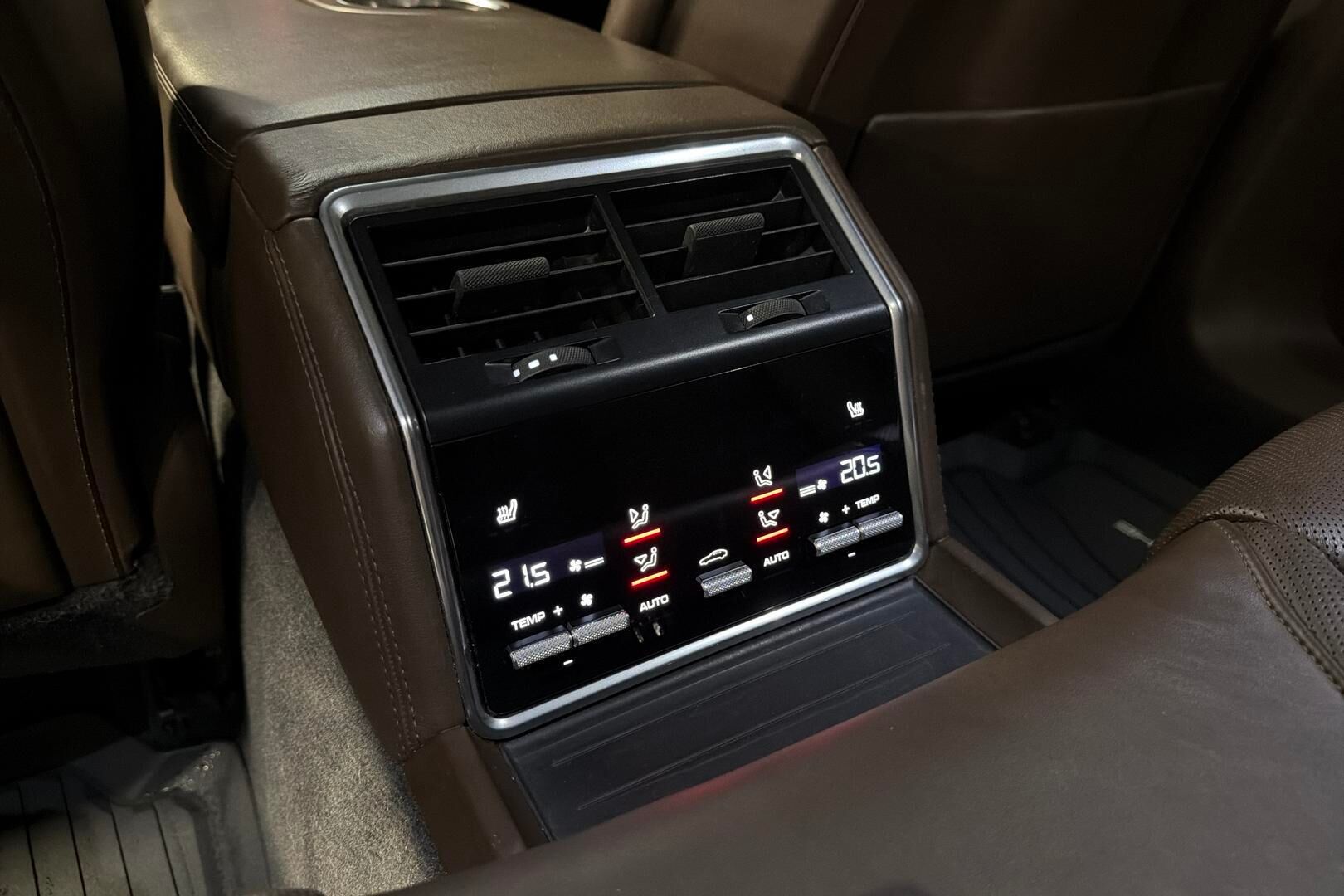 Porsche Panamera iso kuva 13