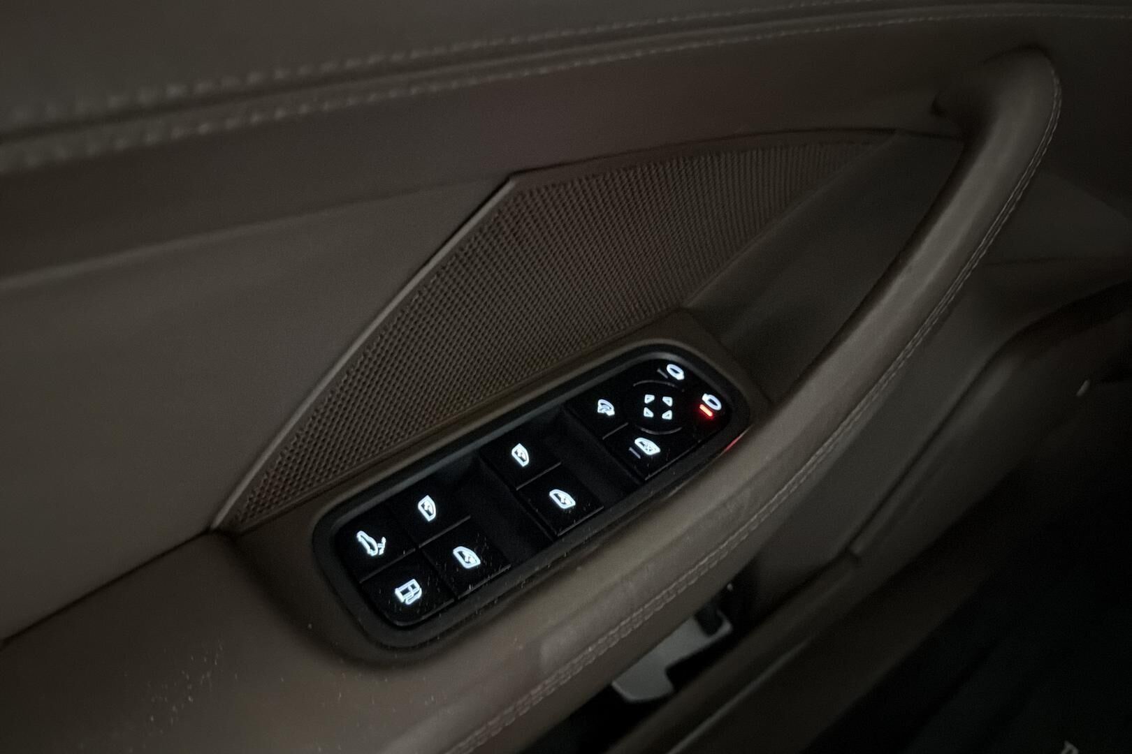 Porsche Panamera iso kuva 24