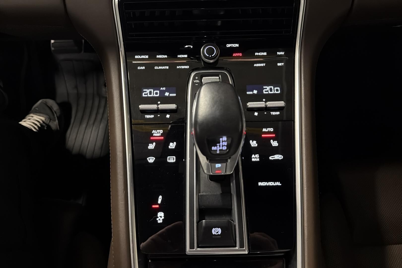 Porsche Panamera iso kuva 33
