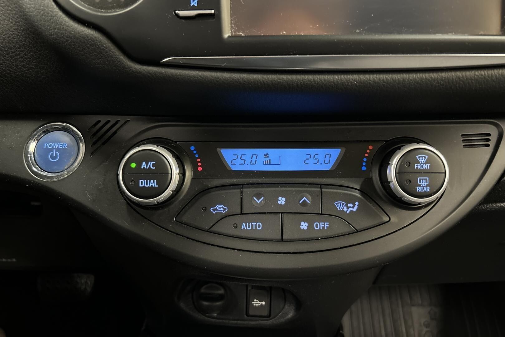 Toyota Yaris iso kuva 13