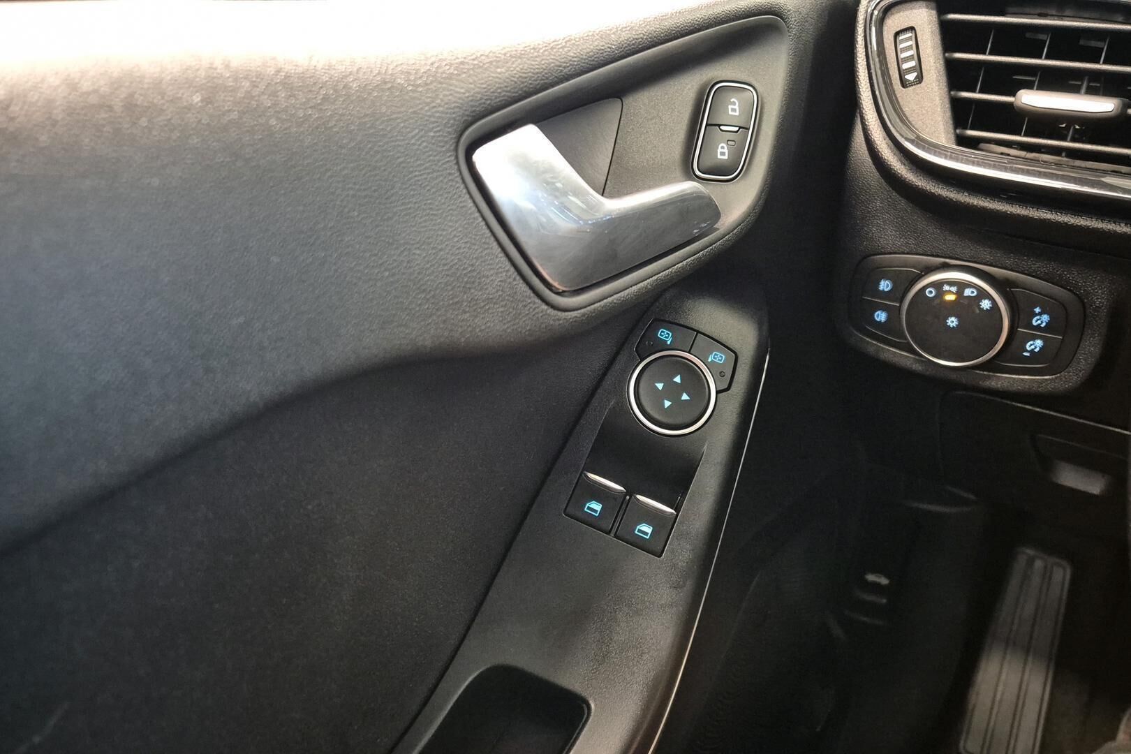 Ford Fiesta Van iso kuva 25