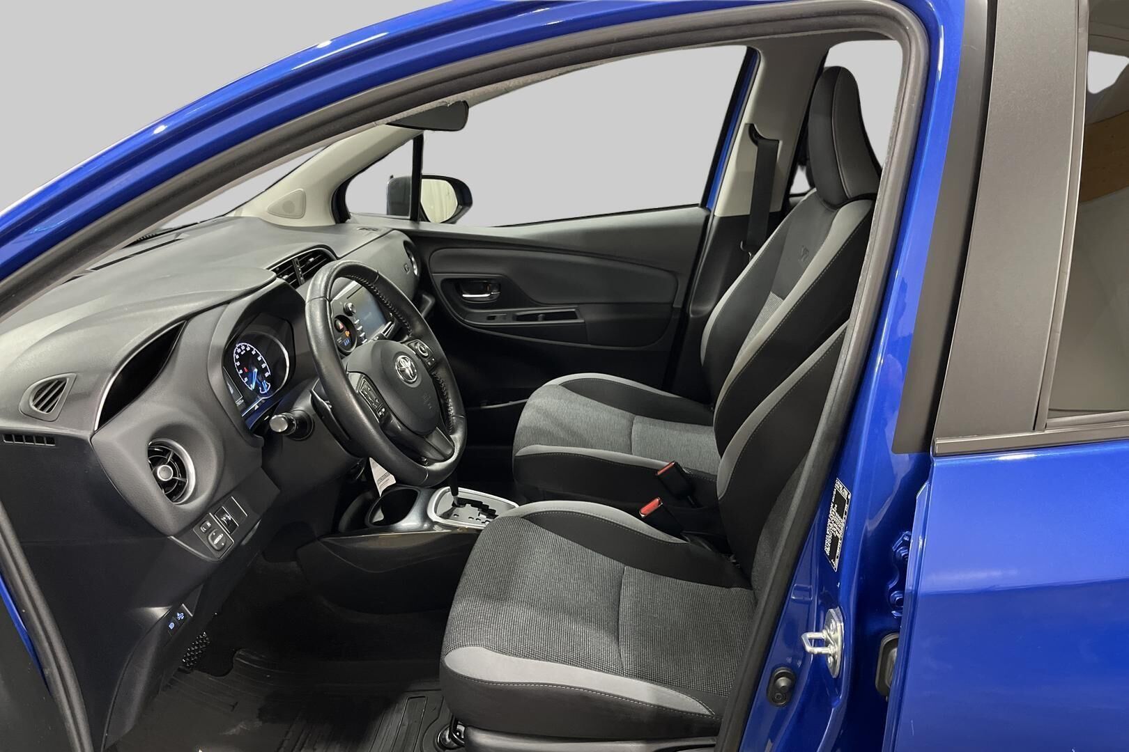Toyota Yaris iso kuva 7