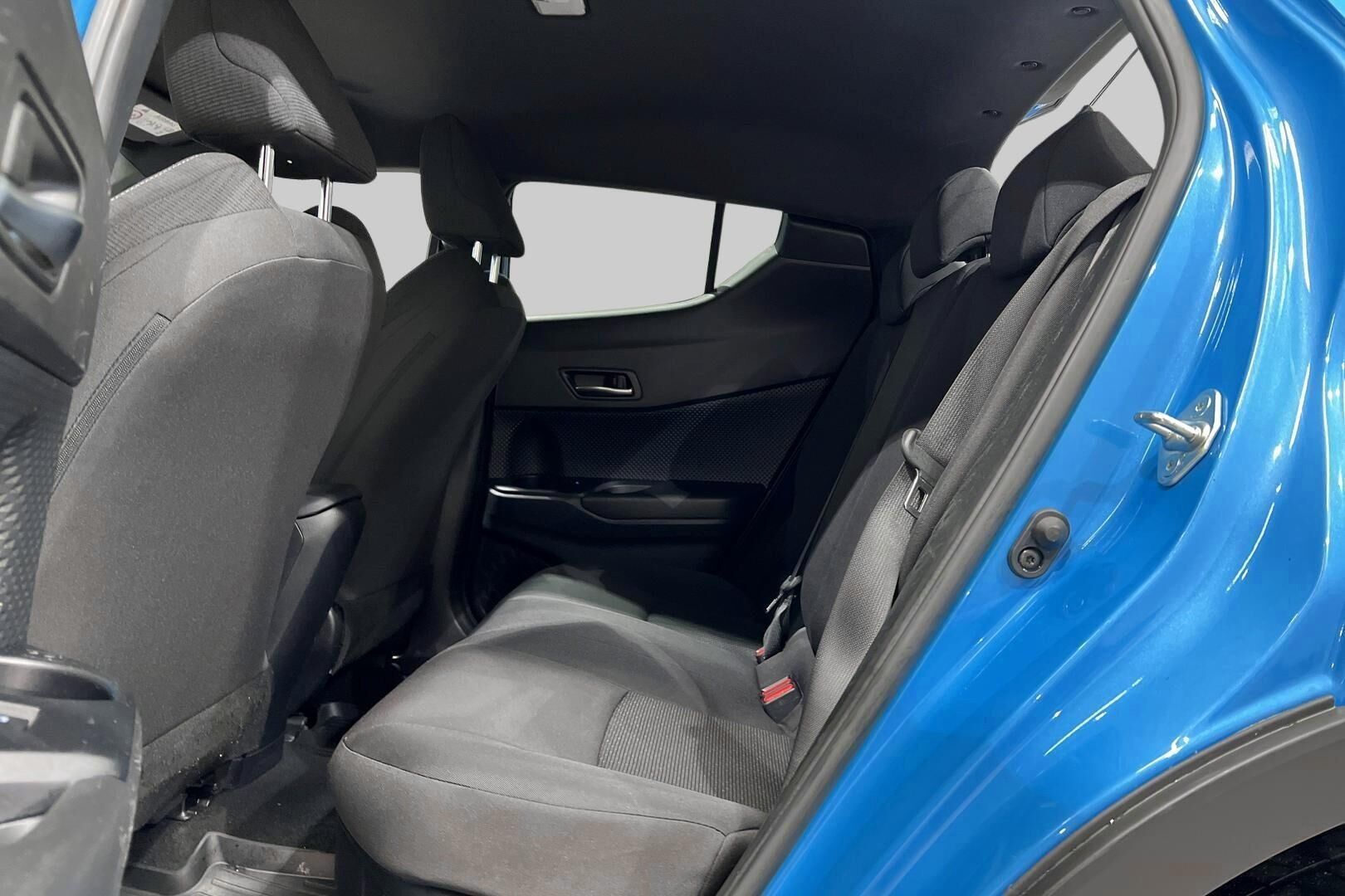Toyota C-HR iso kuva 10