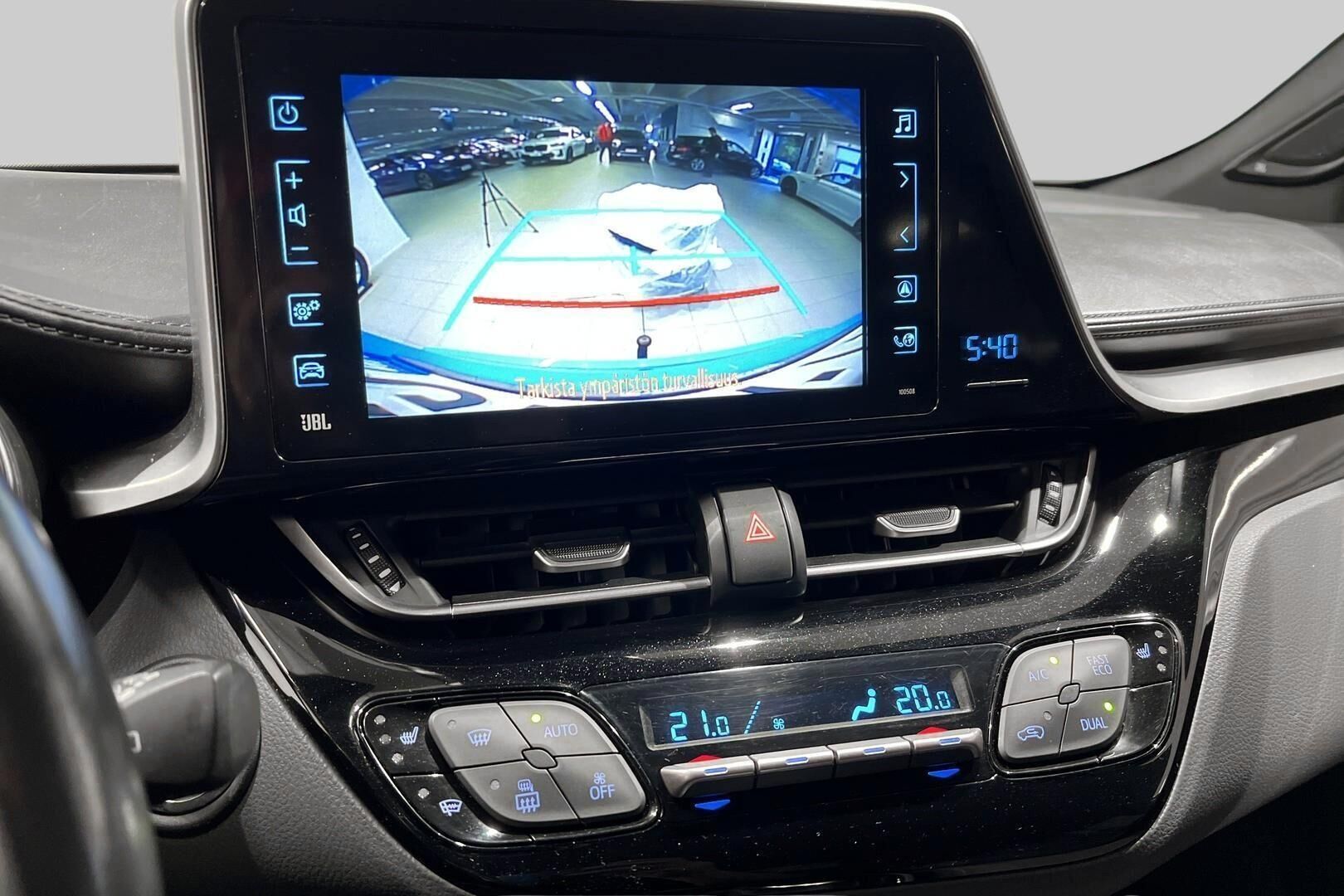 Toyota C-HR iso kuva 16