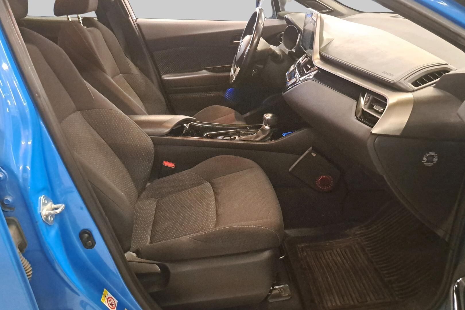 Toyota C-HR iso kuva 5