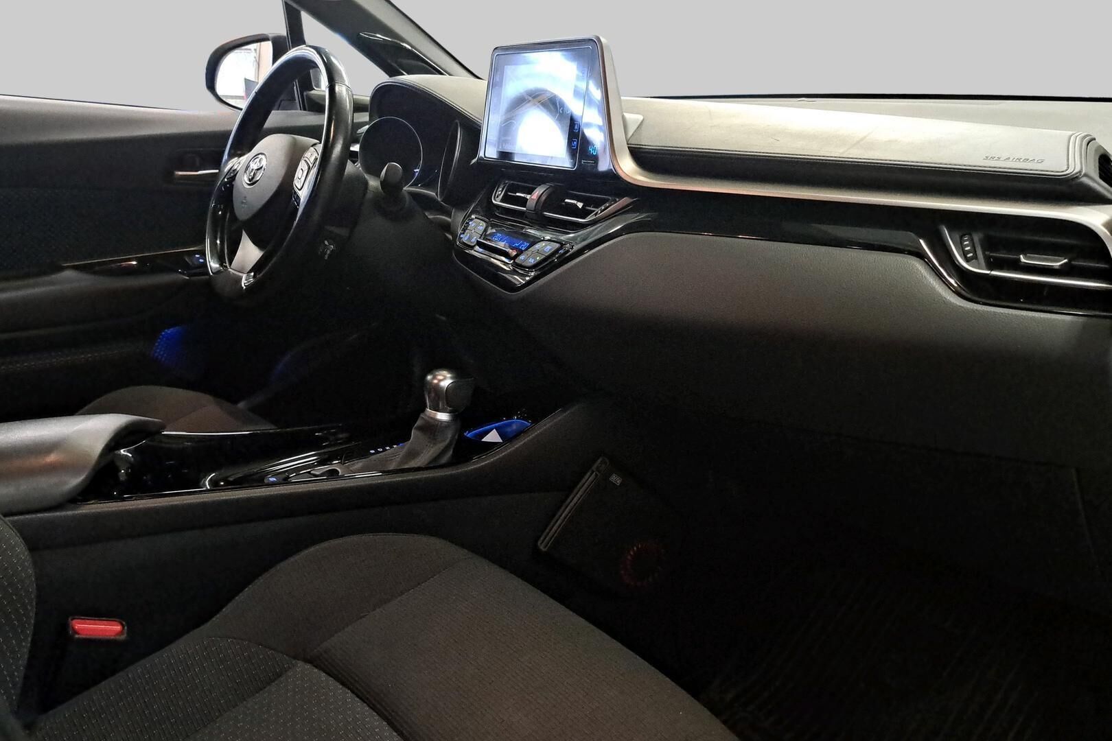 Toyota C-HR iso kuva 6