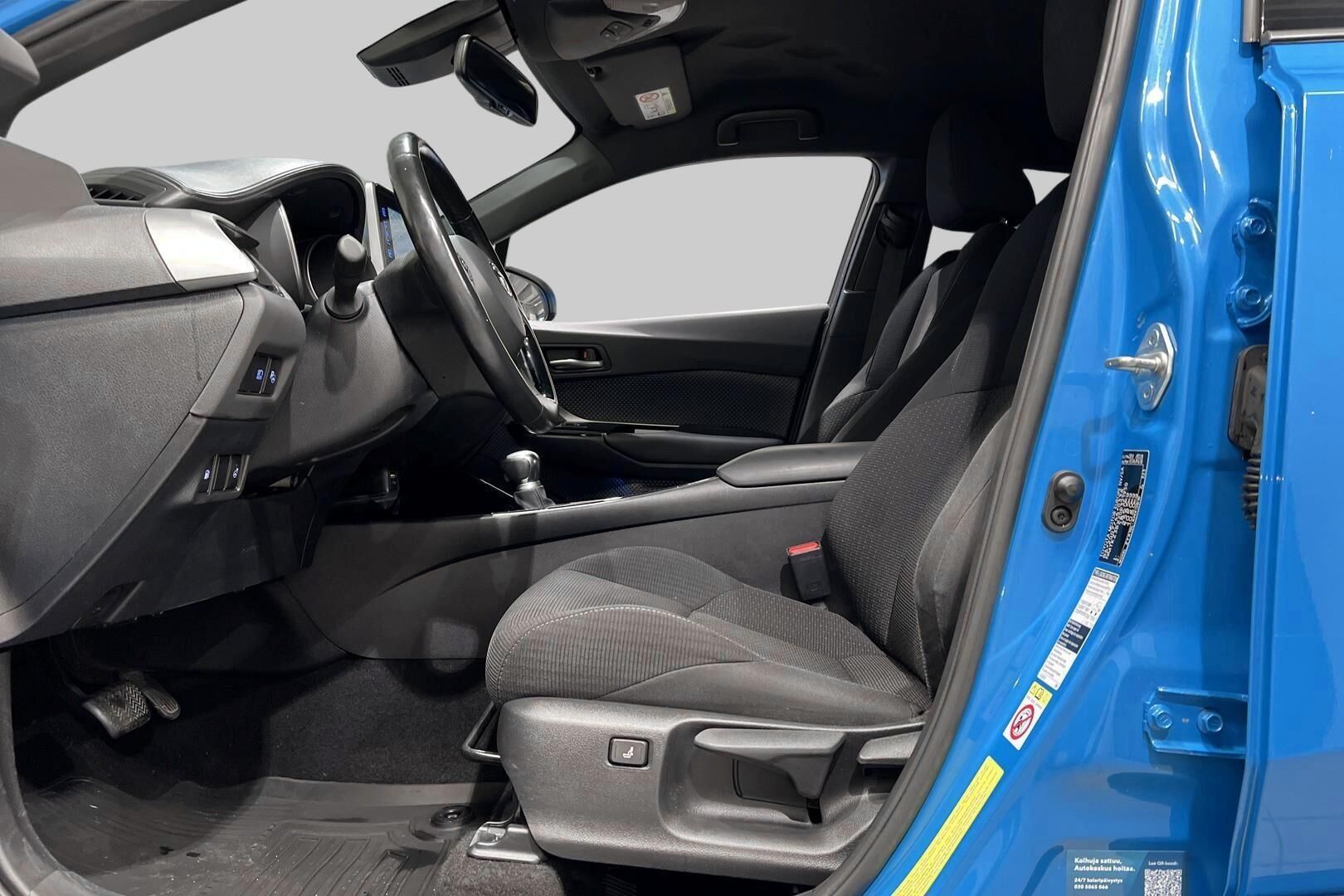 Toyota C-HR iso kuva 9
