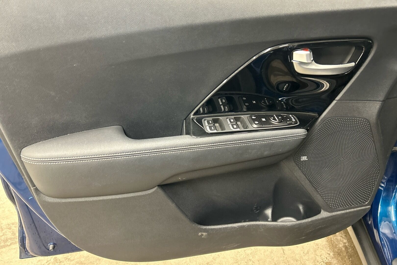 Kia Niro iso kuva 11