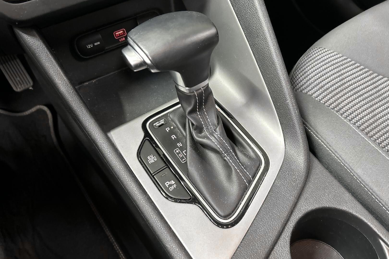 Kia Niro plug-in iso kuva 23