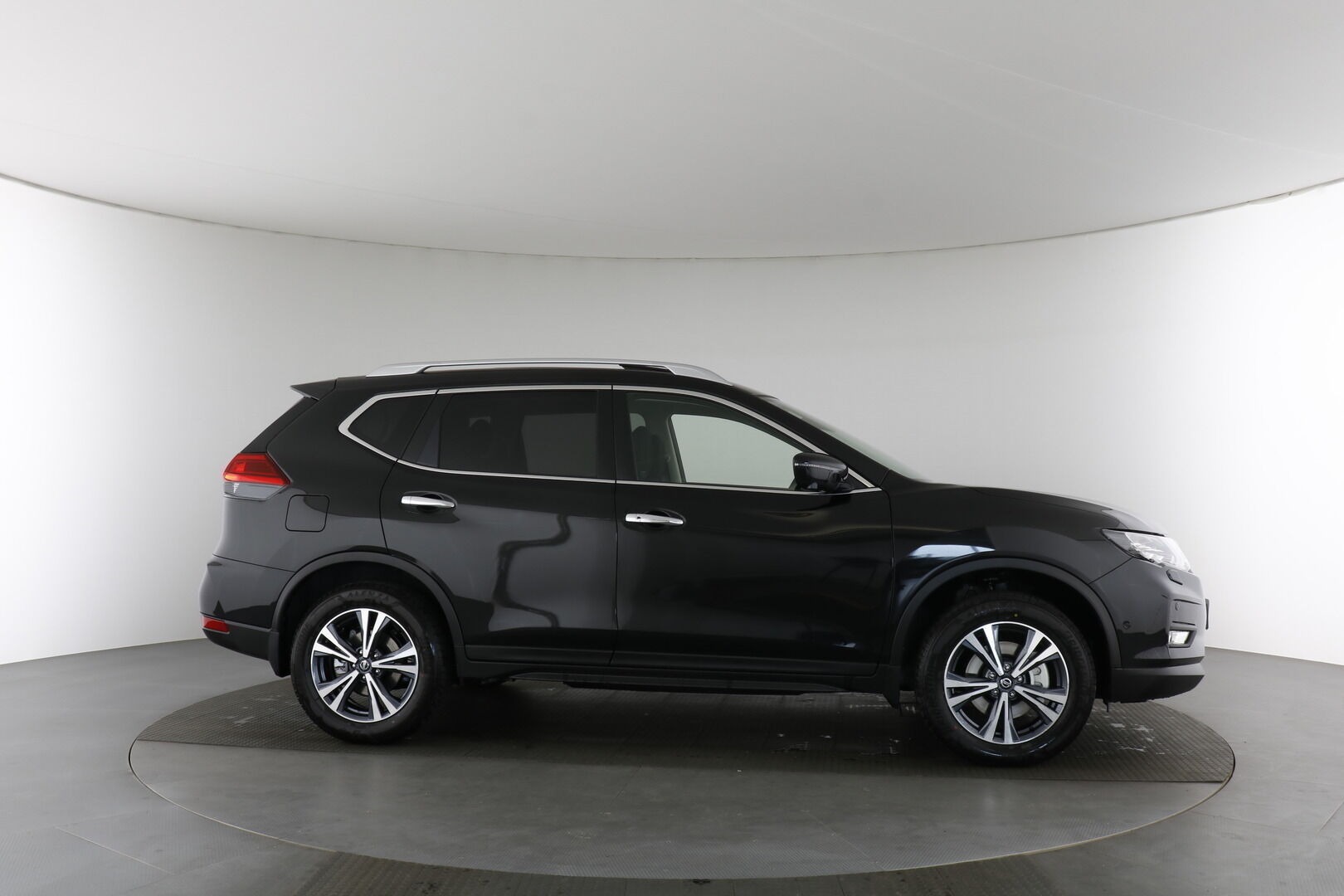 Nissan X-Trail iso kuva 6