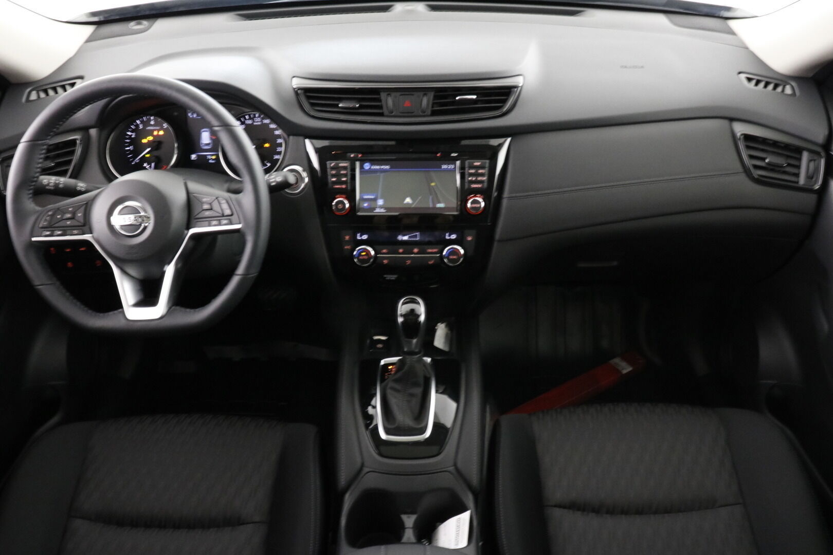 Nissan X-Trail iso kuva 9