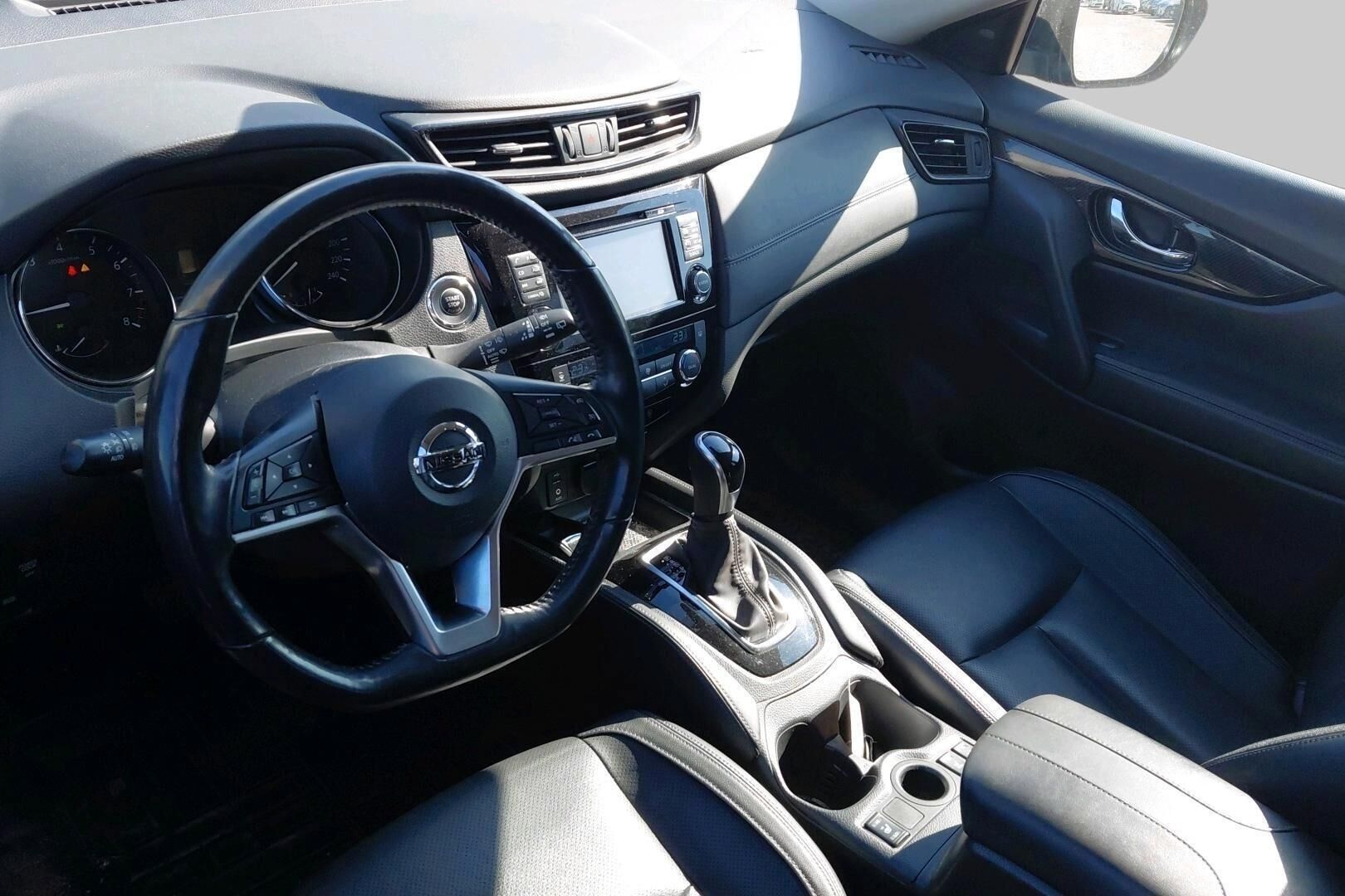 Nissan X-Trail iso kuva 2