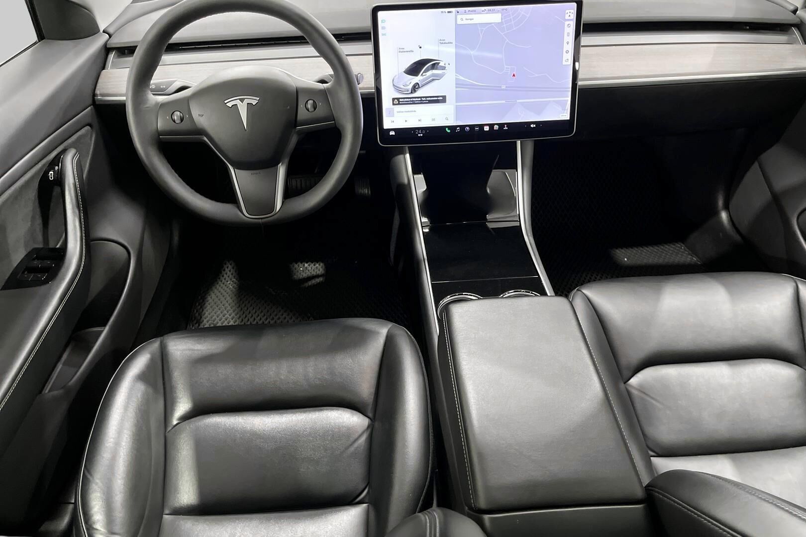 Tesla Model 3 iso kuva 10