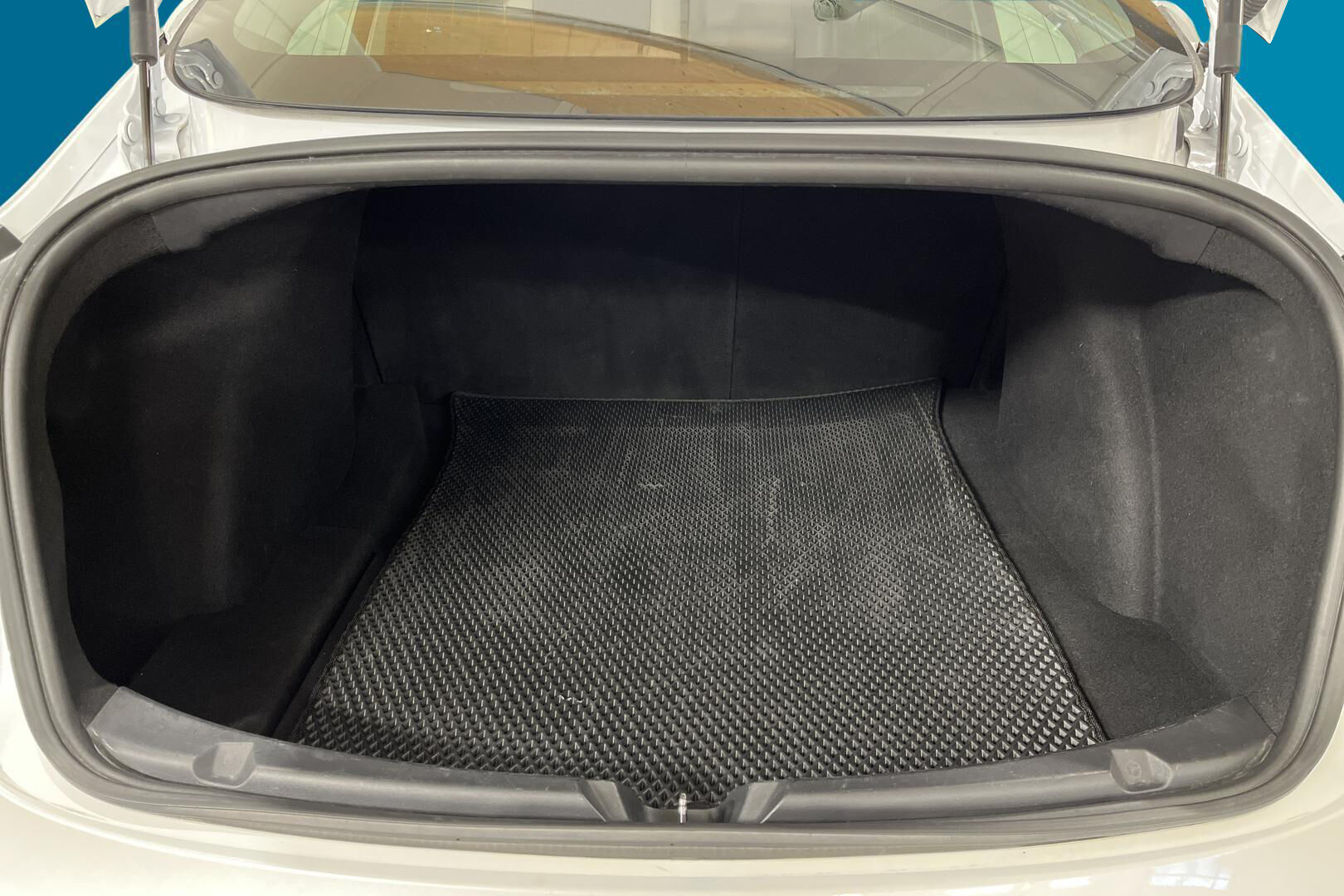 Tesla Model 3 iso kuva 11