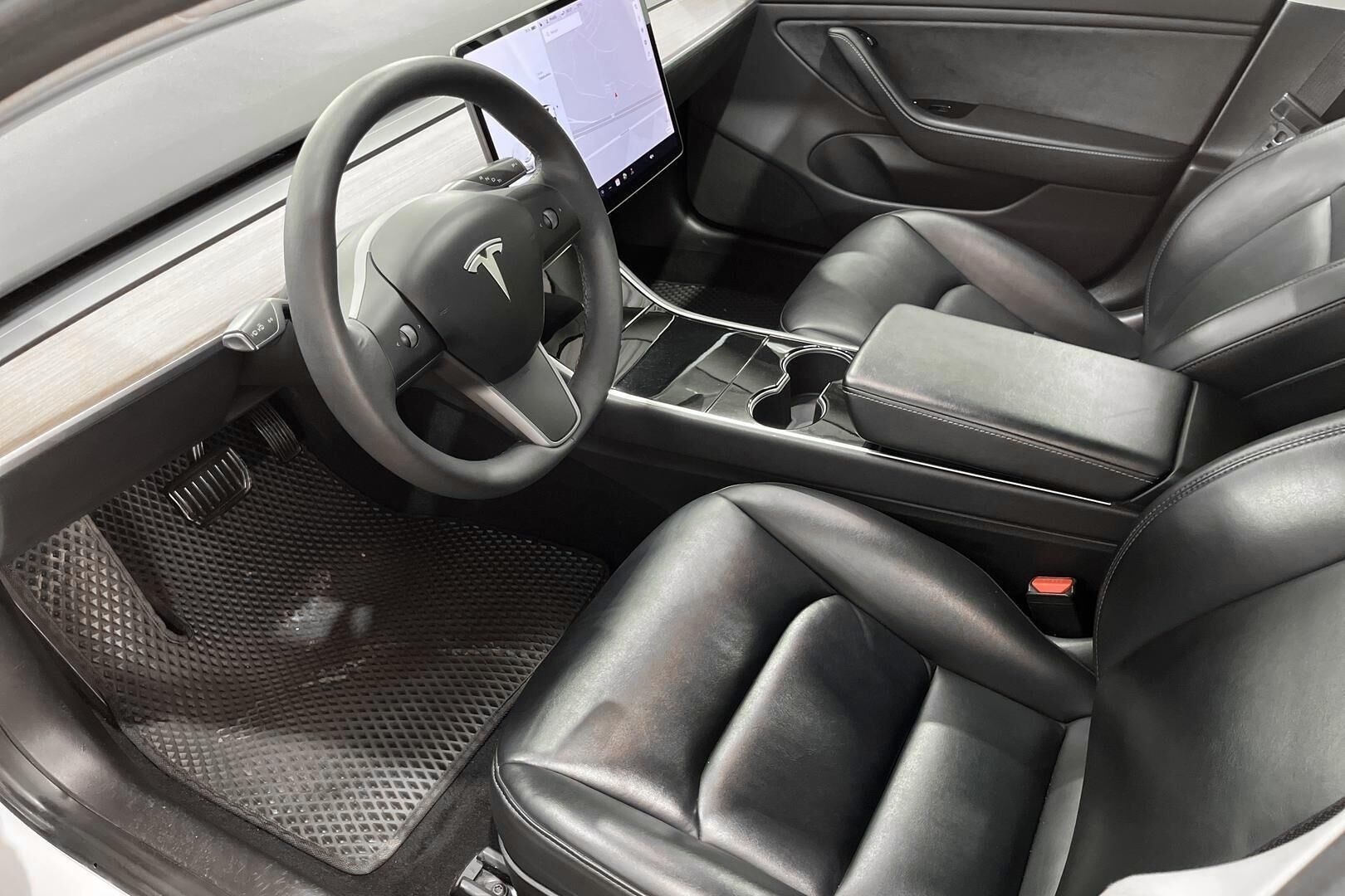 Tesla Model 3 iso kuva 8