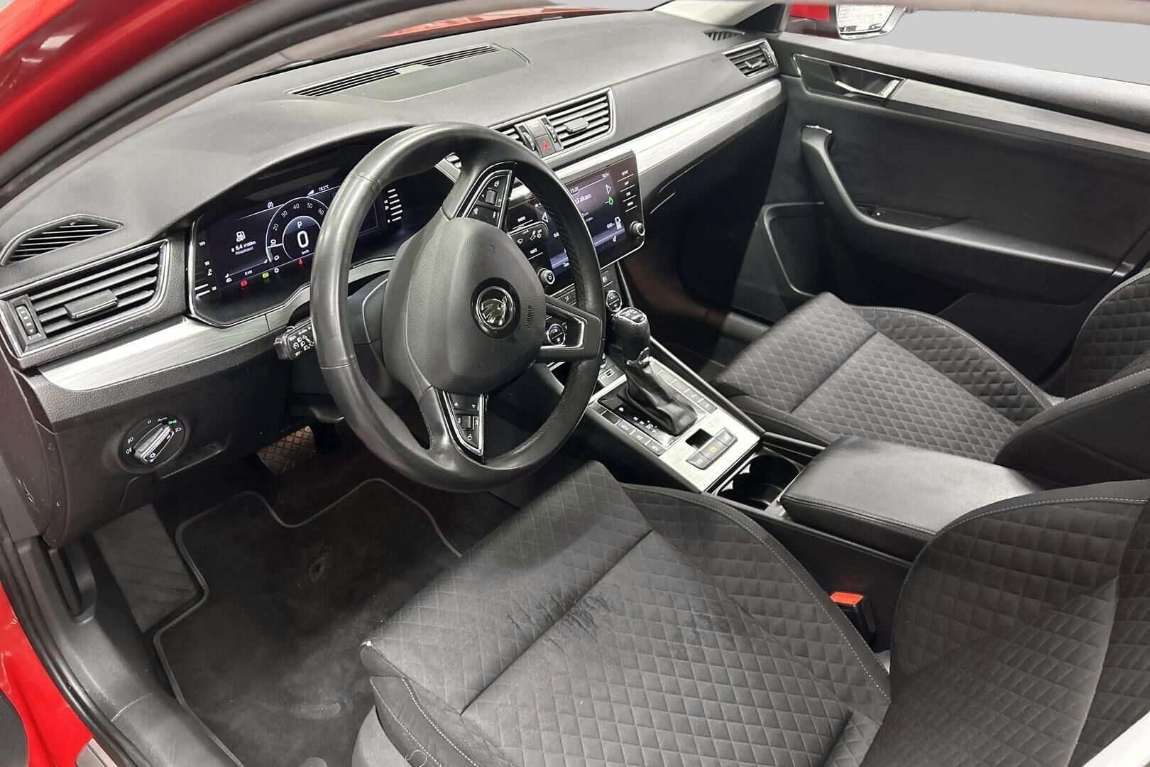 Skoda Superb iso kuva 9