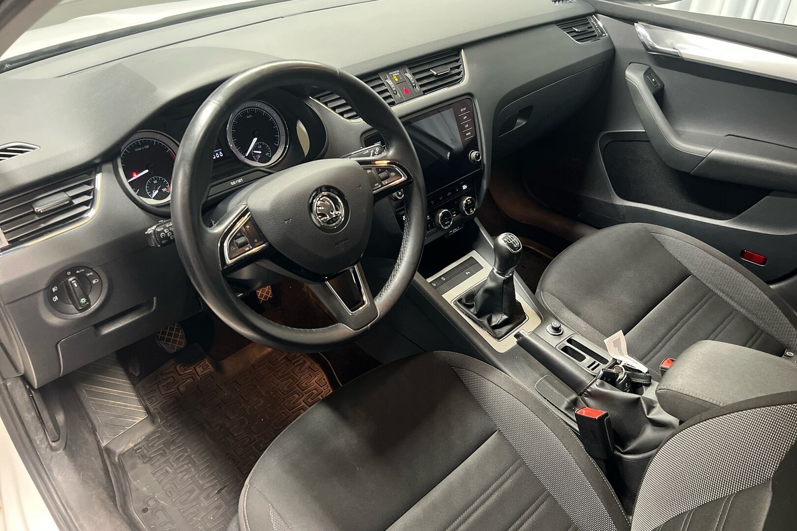 Skoda Octavia iso kuva 5