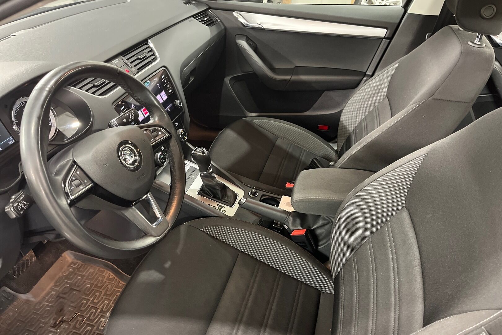 Skoda Octavia iso kuva 7