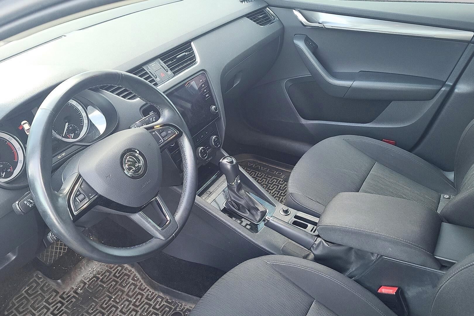 Skoda Octavia iso kuva 2