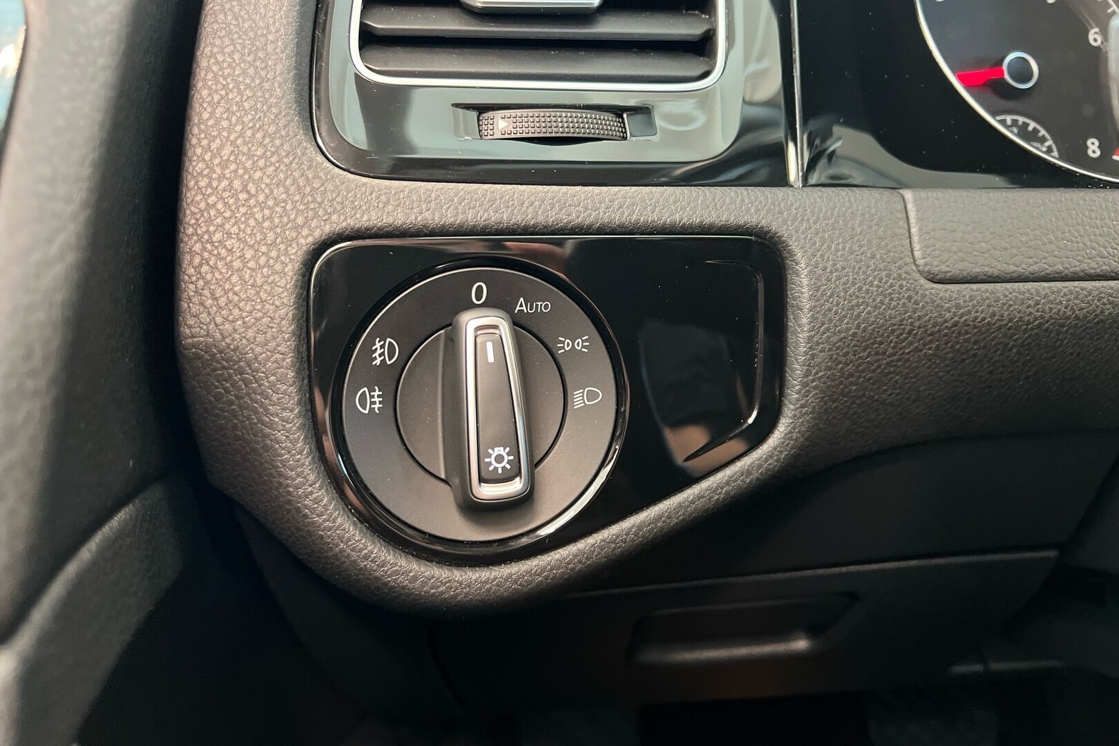 Volkswagen Golf iso kuva 11