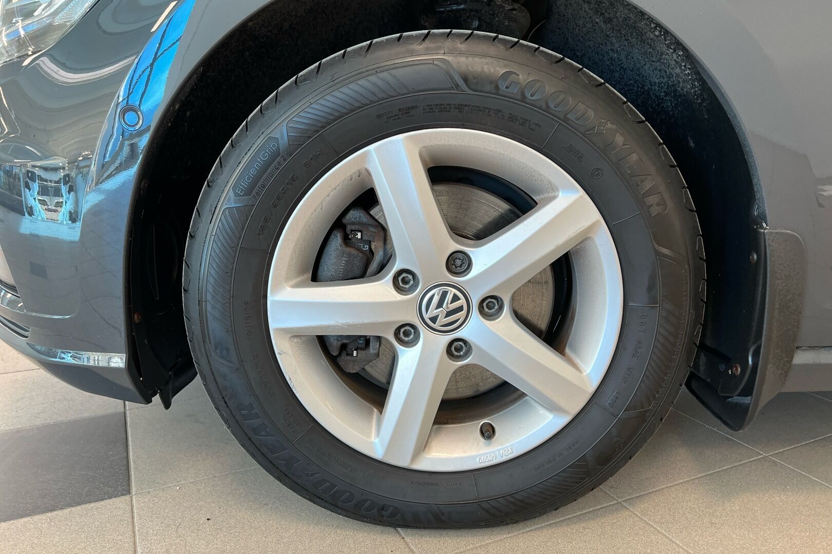 Volkswagen Golf iso kuva 12