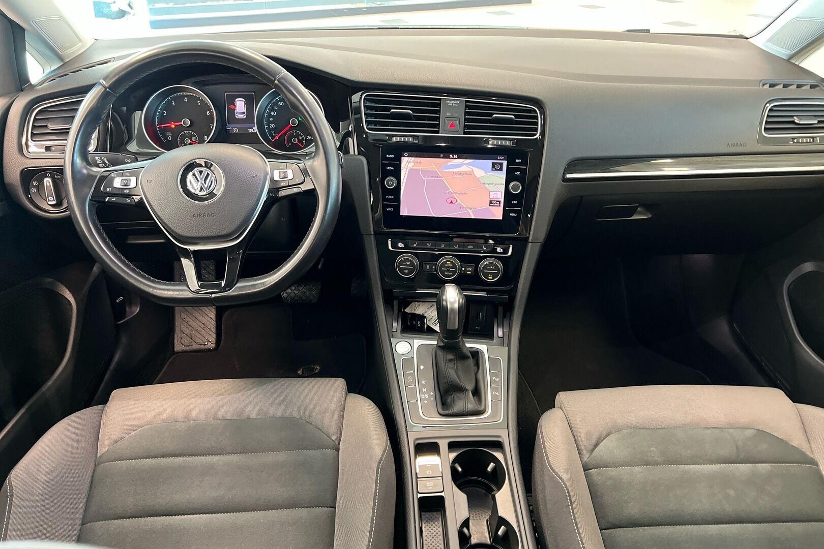 Volkswagen Golf iso kuva 15