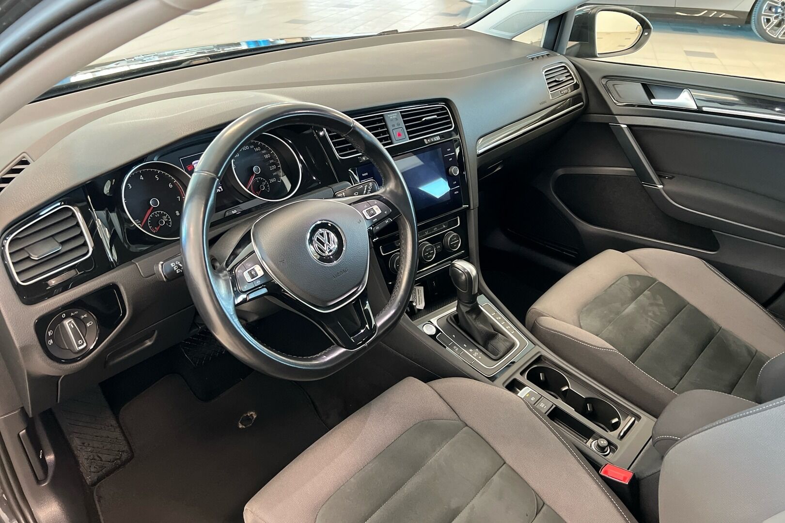 Volkswagen Golf iso kuva 3